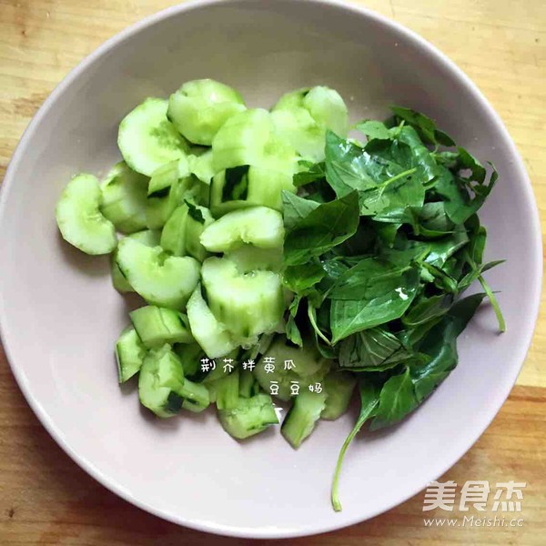 荆芥拌黄瓜的做法