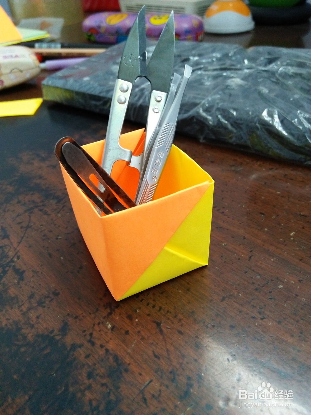 <b>教你怎么用彩纸折简易收纳盒</b>