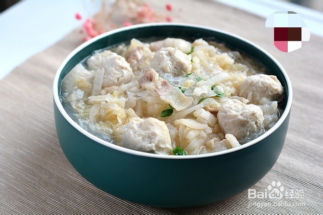 猪肉酸菜粉丝鱼丸的做法