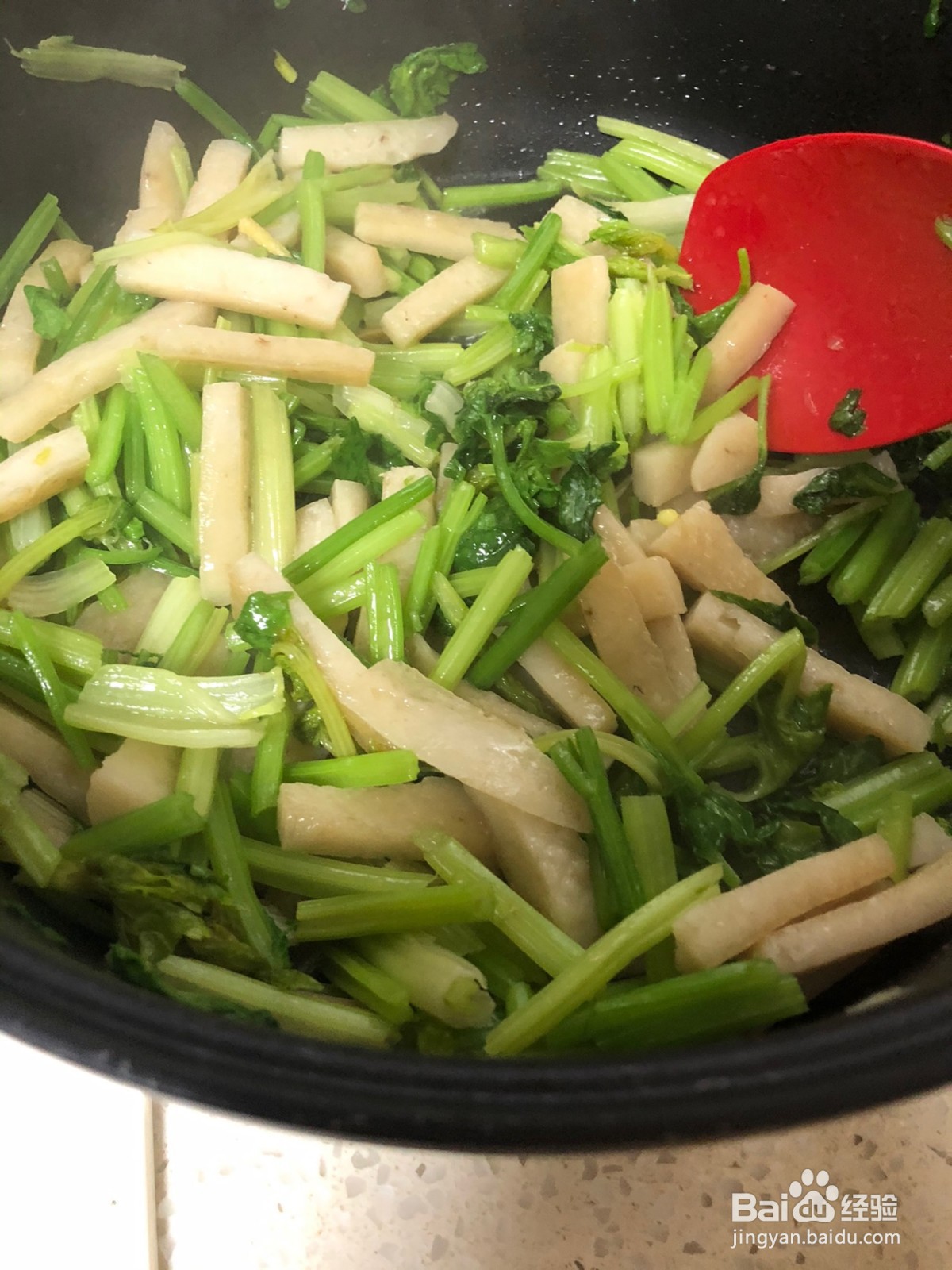 芹菜炒鱼饼的做法