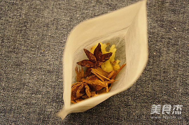 炸布里奶酪配香料樱桃