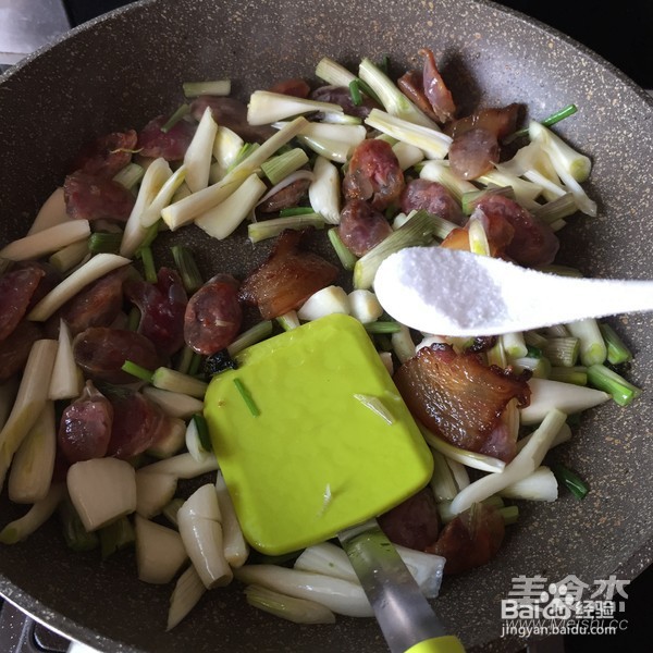 腊肠炒老荞头的做法