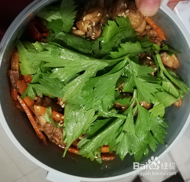 爆香鸡腿肉的做法