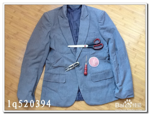 再缝制上衣服的里子,就可以了.最后用熨斗烫平衣服就完成了.