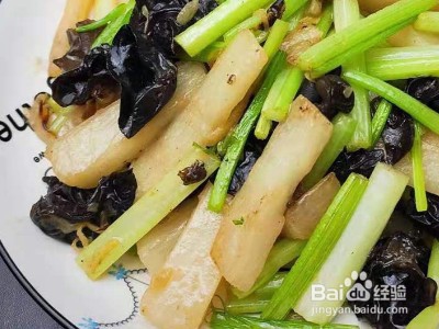 家庭版芹菜炒山药的教程