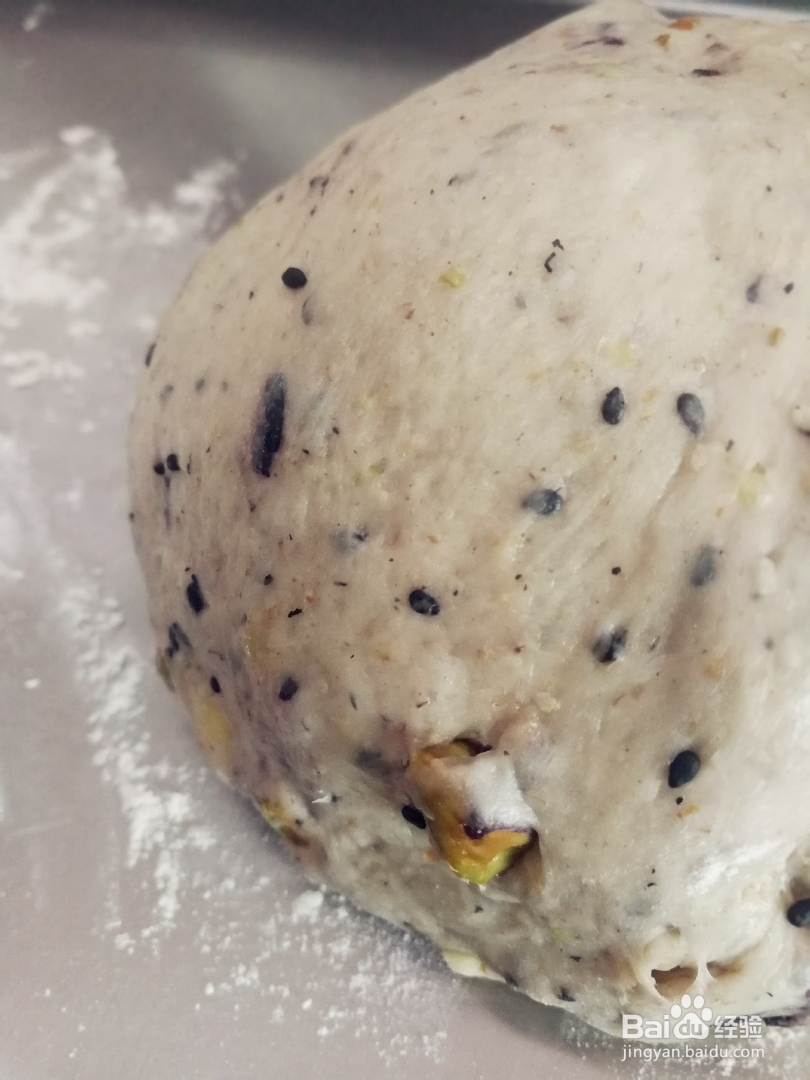 香气浓郁的黑麦红枣核桃黑芝麻软欧面包