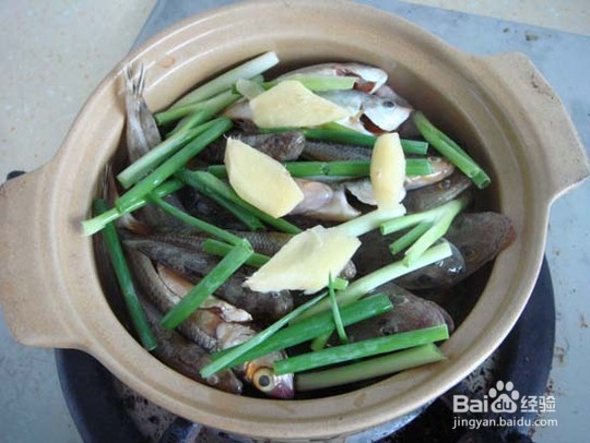 杂鱼煲的做法