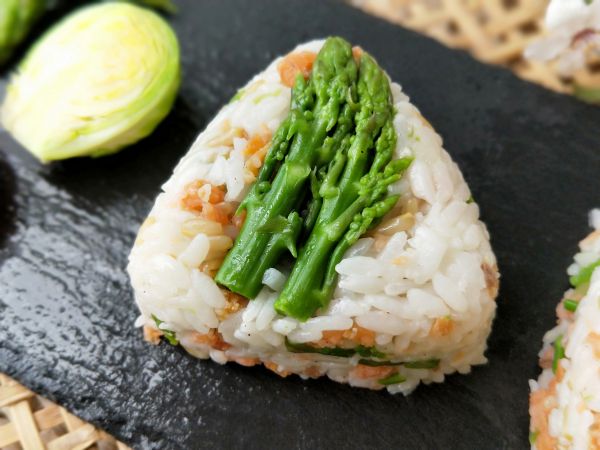 三文鱼鲜蔬饭团