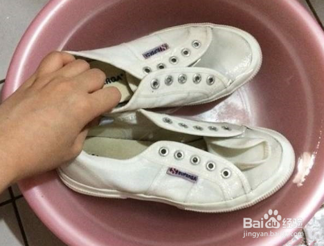 怎样清洗白色鞋子才不会变黄