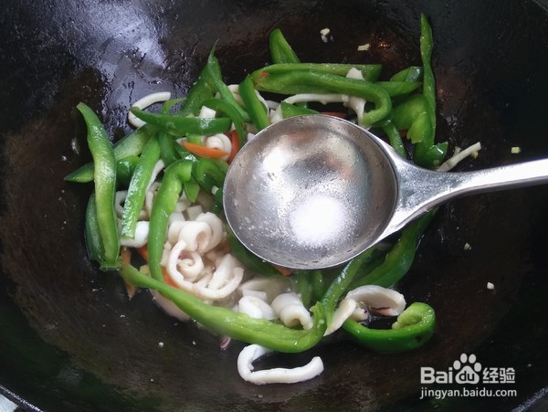 鱿鱼炒辣椒的做法