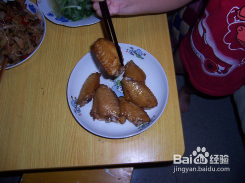 香喷喷的烤鸡翅