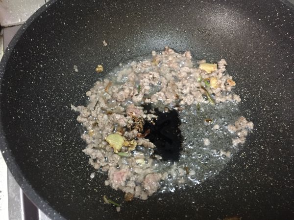 杂蔬肉沫鸡蛋面