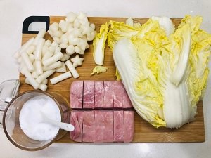 养生食补白菜火腿年糕汤