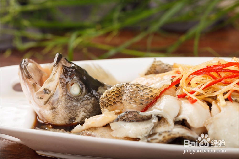 逛食记 | 鲈鱼只能清蒸吗？这样吃鲜嫩无比！