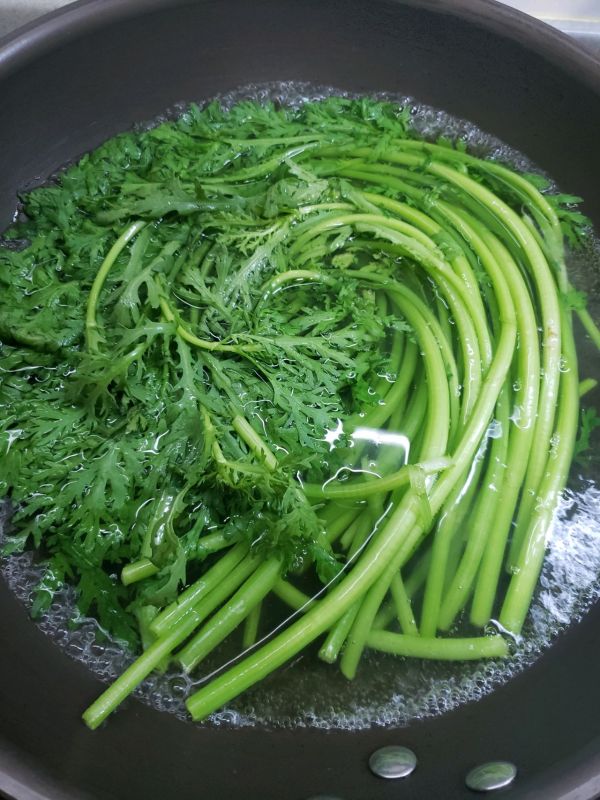 清香爽脆凉拌茼蒿