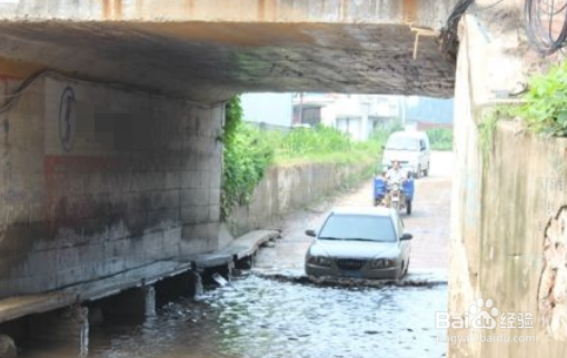 下雨天开车要注意什么