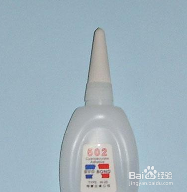 胶点粘墙上怎么去除