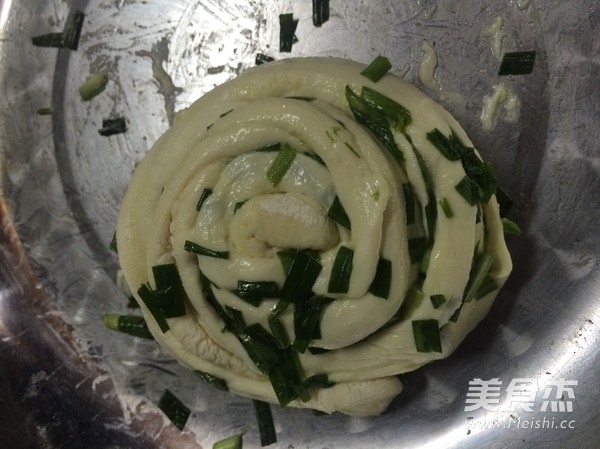 手撕韭菜饼的做法