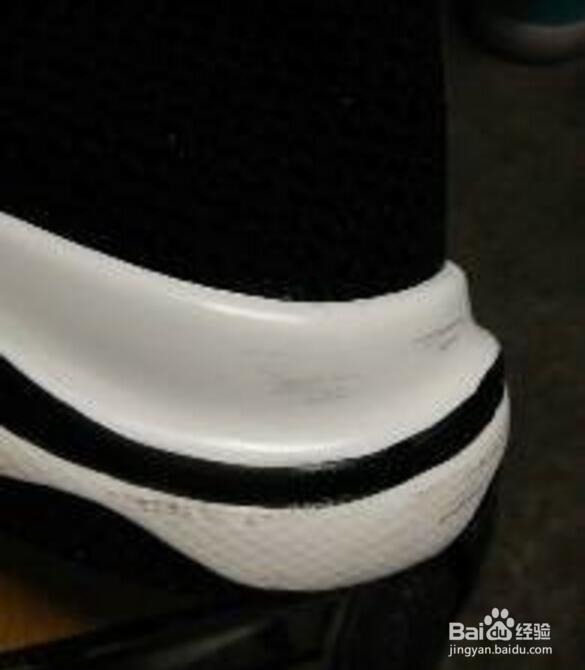 白边鞋子蹭上黑色痕迹怎么快速去除