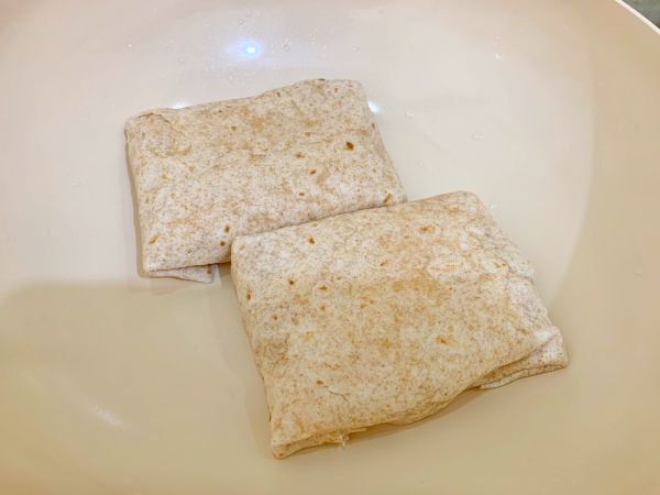 芝士泡菜火腿蛋卷饼和芒果酸奶