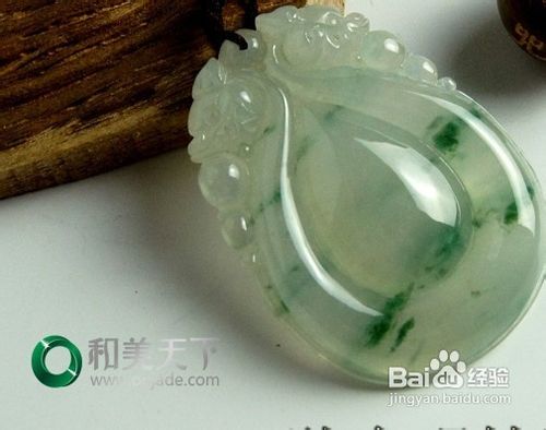 玻璃种翡翠飘花挂件彰显富贵大气之美