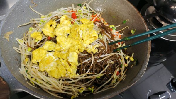 韮菜鸡蛋豆芽炒粉条