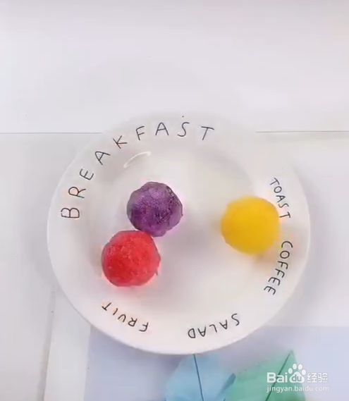 用厨房里的盐来做好玩的弹力球
