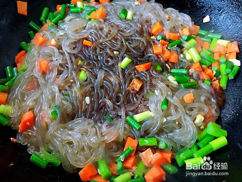 蒜苔胡萝卜鸡蛋炒粉的做法