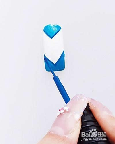 自己打造蓝色时尚美甲