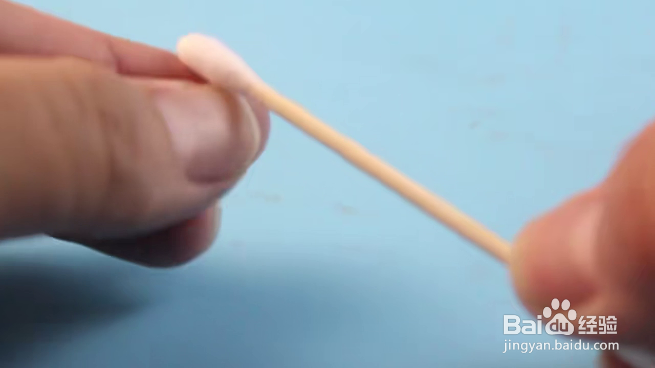 如何清除手机充电口的灰尘杂质？