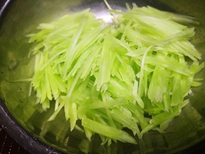 养生食补凉拌绿油油的莴笋的做法