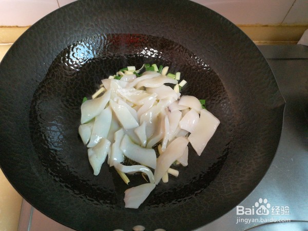 如何制作鱿鱼烩烤麸