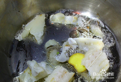 鳕鱼油面筋汤的做法