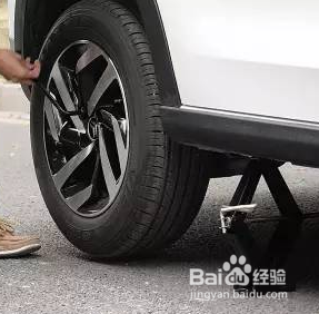 如何给汽车更换备胎