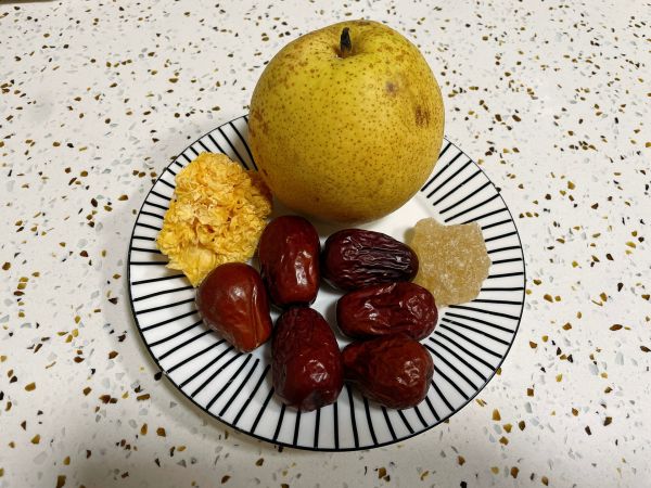 冰糖银耳红枣梨汤