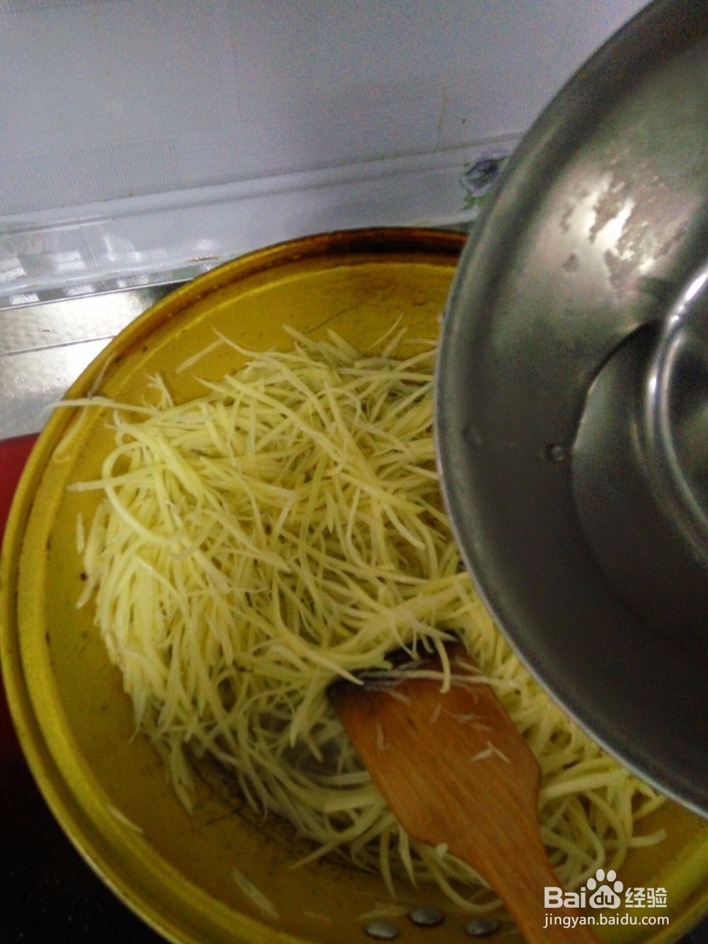 家常青椒炒土豆丝