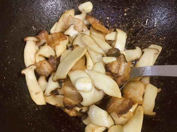 杏鲍菇炒五花肉