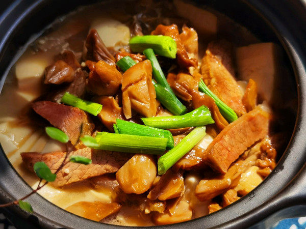 咸肉菌菇炖豆腐