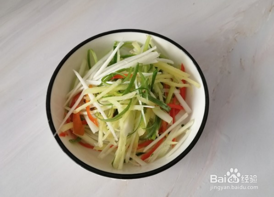 清蒸鲈鱼该怎么做呢?