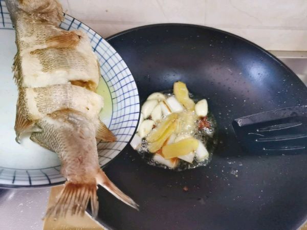 豆瓣酱啤酒烧鲈鱼