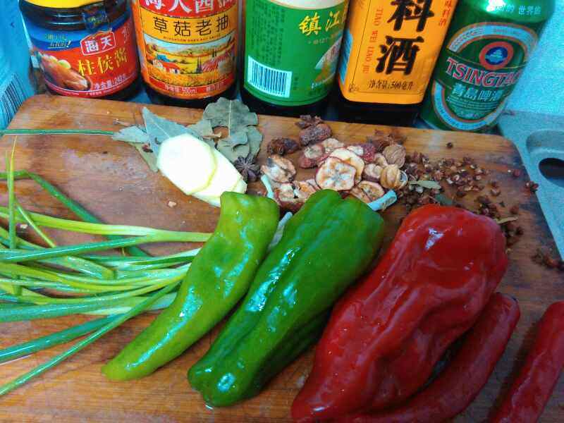 看着都让人流口水的脾酒五味烧鸡爪鸡翅你会做吗？