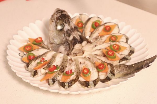 孔雀开屏清蒸鲈鱼