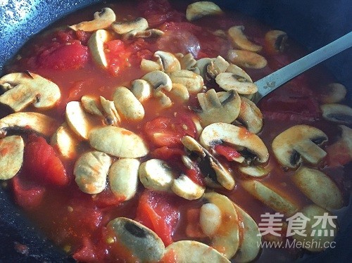 番茄口蘑烩煮红福鱼