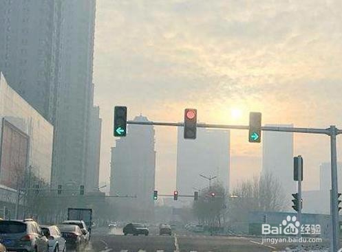 开车如何按照交通信号灯行驶