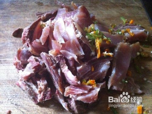 扑豆角炒腊肉的作法