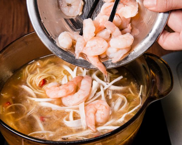 快手酸汤鲜虾面