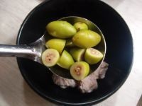 青橄榄排骨汤的做法