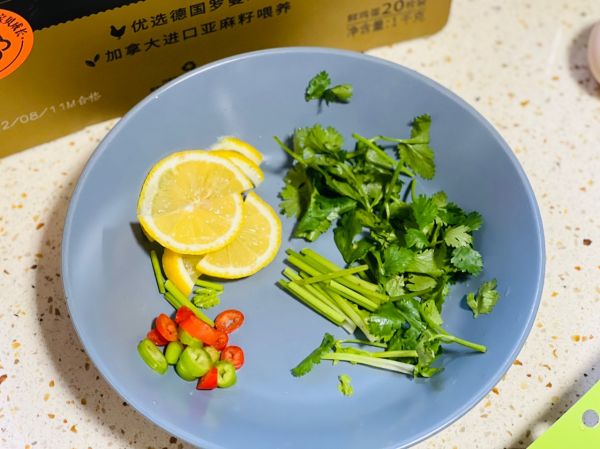 泰式酸辣捞汁虾仁巴沙鱼