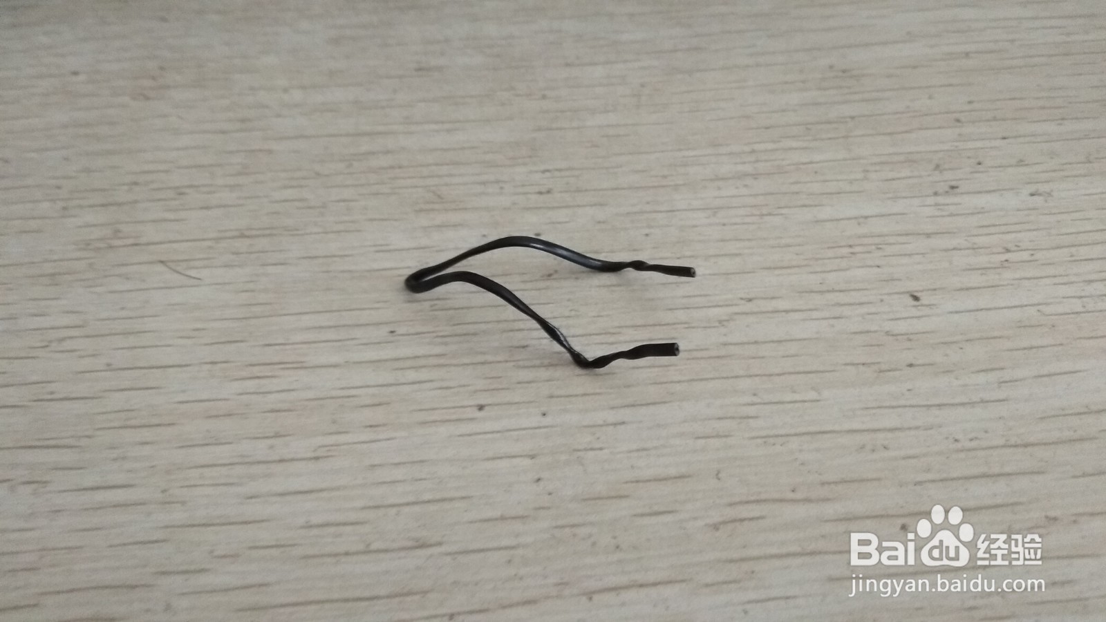 如何用一个数据线绑绳做有凹槽的中性笔的支架