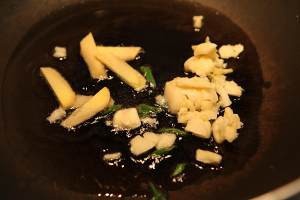 在家制作比目鱼炖豆腐